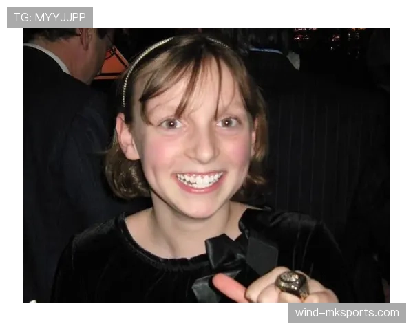 凯蒂·莱德基下飞机那套私服，连金牌都显得低调了