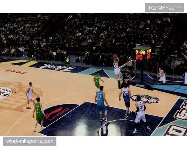 孙铭徽训练结束还能去大牌咖啡厅坐两个小时，这画风好反差啊