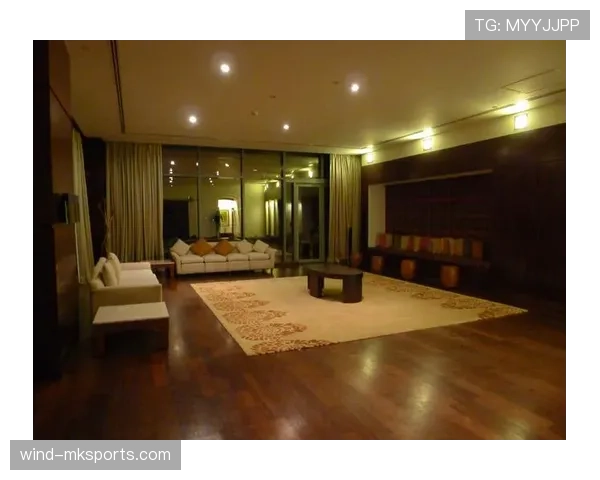 无语，庞伟家那张客厅沙发我估摸着能买下我家三套房